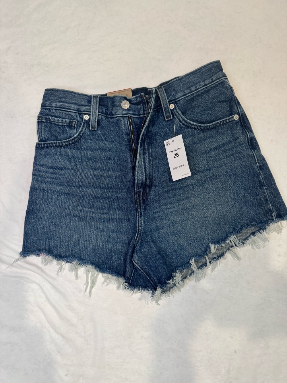 Levi’s High Waisted Mom Shorts Women’s 28 Blue Denim Raw Hem NWT A1965-0046
